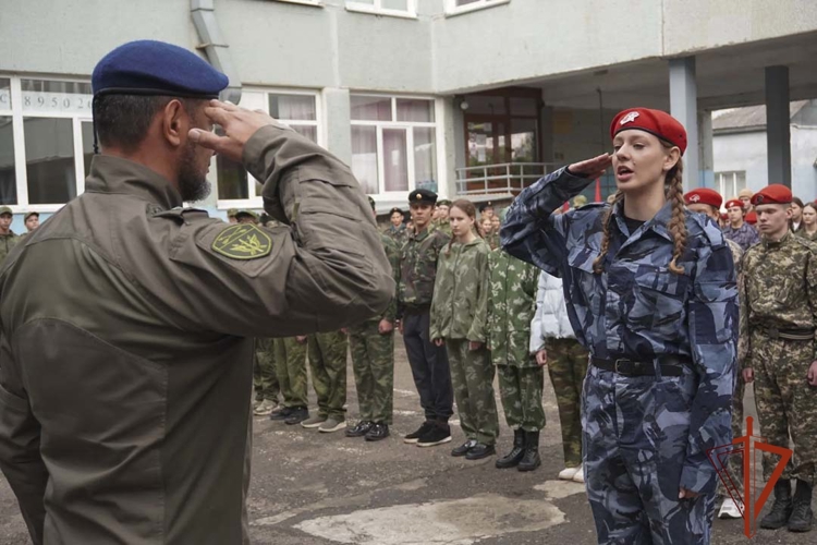 Сотрудники спецподразделений Росгвардии оценили подготовку кемеровских юнармейцев