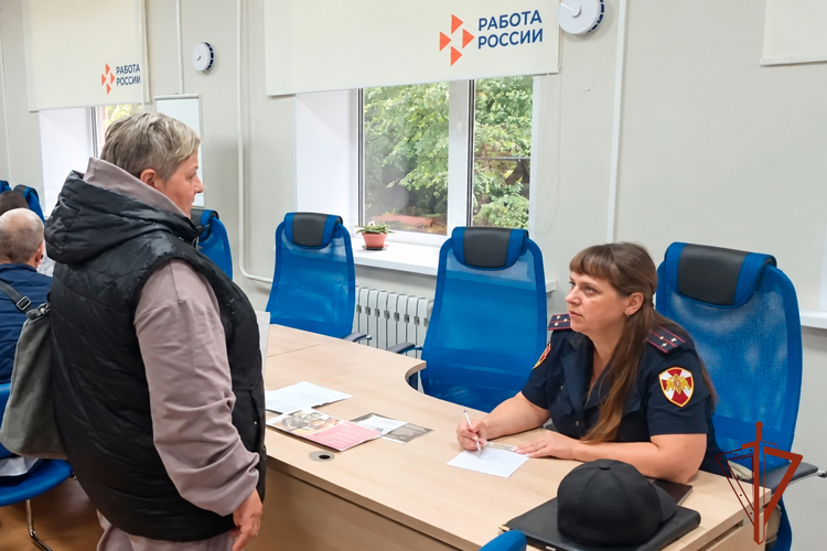 В Киселевске росгвардейцы рассказали соискателям о службе во вневедомственной охране