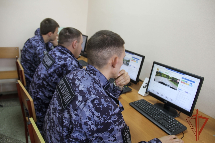В Кузбассе для сотрудников Росгвардии провели занятия по безопасности дорожного движения