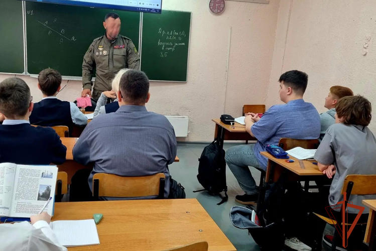 Сотрудник СОБР «Символ» встретился с учениками кемеровской школы