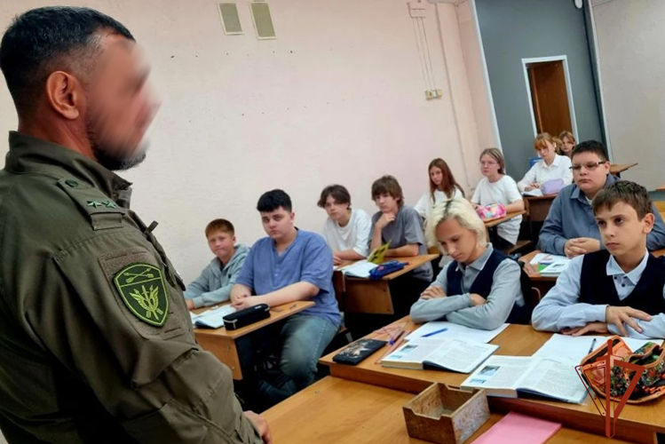 Сотрудник СОБР «Символ» встретился с учениками кемеровской школы