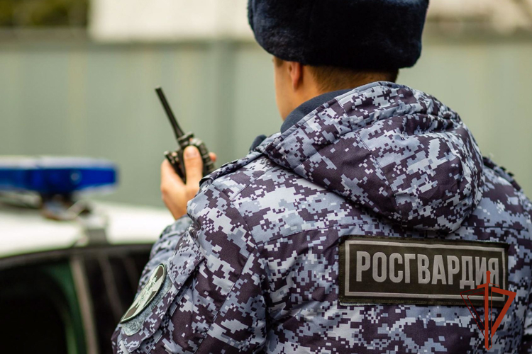 Росгвардейцы задержали молодого человека, повредившего дверь кемеровского супермаркета (ФОТО)