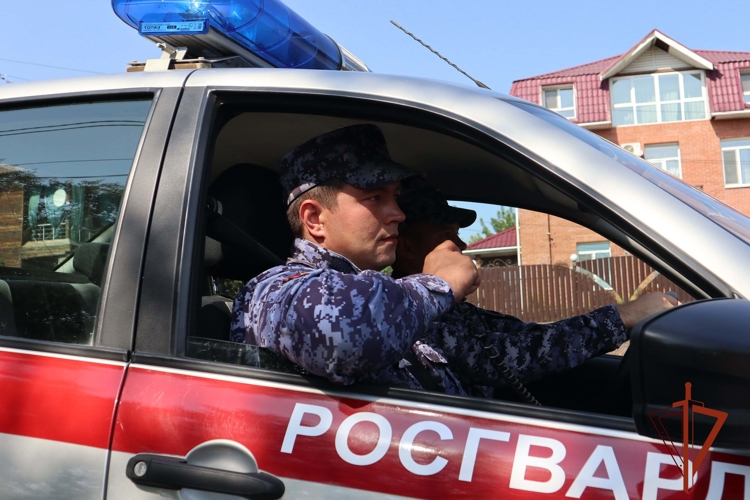 Росгвардейцы задержали посетителя торговой точки, похитившего сыр и колбасу (ВИДЕО)