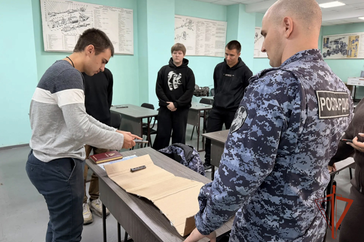 Киселевские росгвардейцы рассказали студентам о службе и возможностях профессионального роста