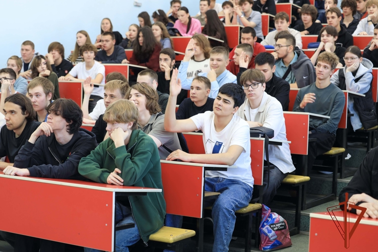 Командир ОМОН «Рубеж» познакомил студентов с работой спецназа