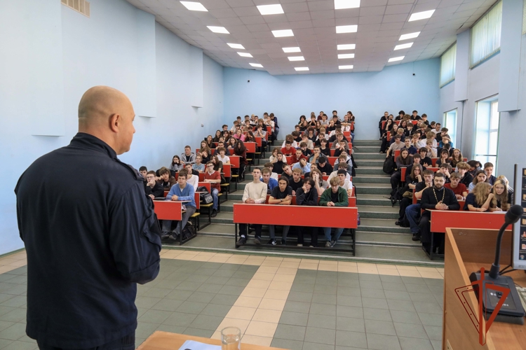 Командир ОМОН «Рубеж» познакомил студентов с работой спецназа