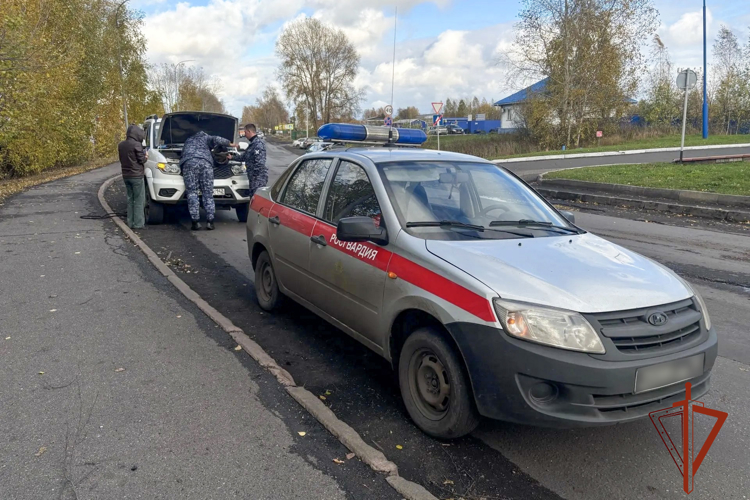 Росгвардейцы помогли автомобилистке устранить неисправность (ФОТО)