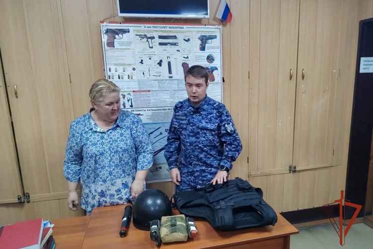 Росгвардейцы Таштагола познакомили студентов со службой во вневедомственной охране