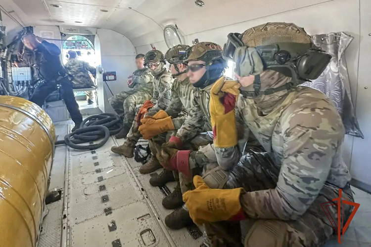 Сотрудники ОМОН «Рубеж» совместно с авиацией отработали беспарашютное десантирование (ВИДЕО)