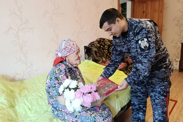 В Кузбассе росгвардейцы поздравили труженицу тыла со 105-летним юбилеем