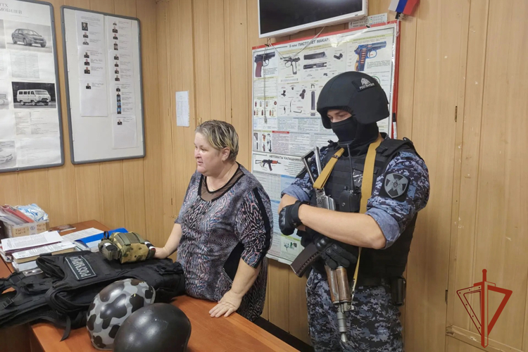 В Таштаголе сотрудники Росгвардии продолжают знакомить школьников с важностью службы