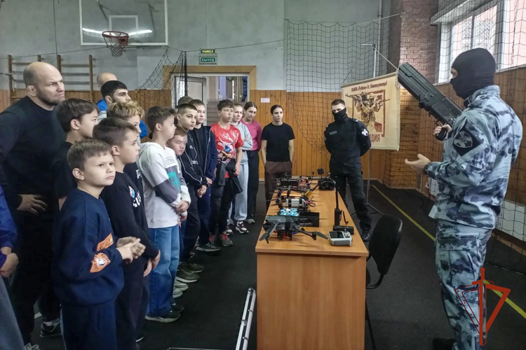 Воспитанники спортивной школы познакомились со службой новокузнецкого спецназа Росгвардии