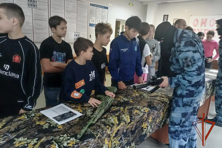 Воспитанники спортивной школы познакомились со службой новокузнецкого спецназа Росгвардии