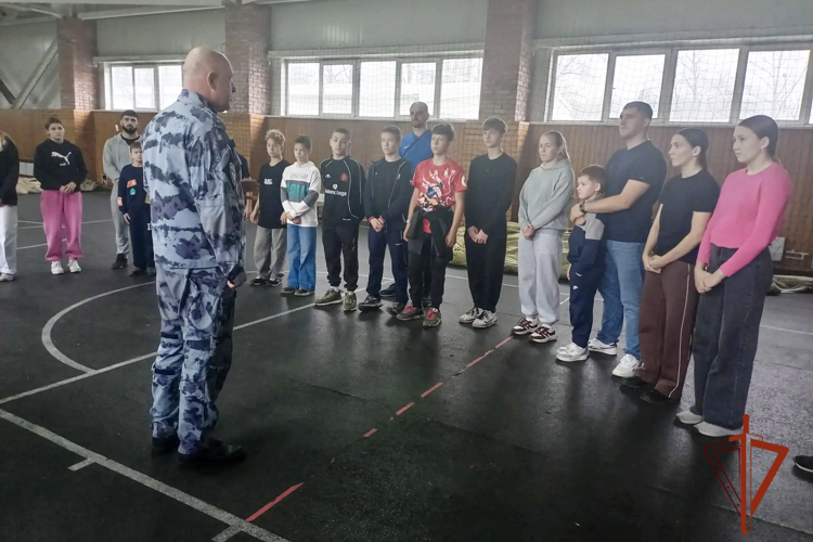Воспитанники спортивной школы познакомились со службой новокузнецкого спецназа Росгвардии