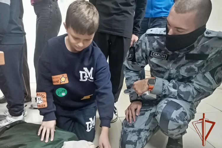 Воспитанники спортивной школы познакомились со службой новокузнецкого спецназа Росгвардии