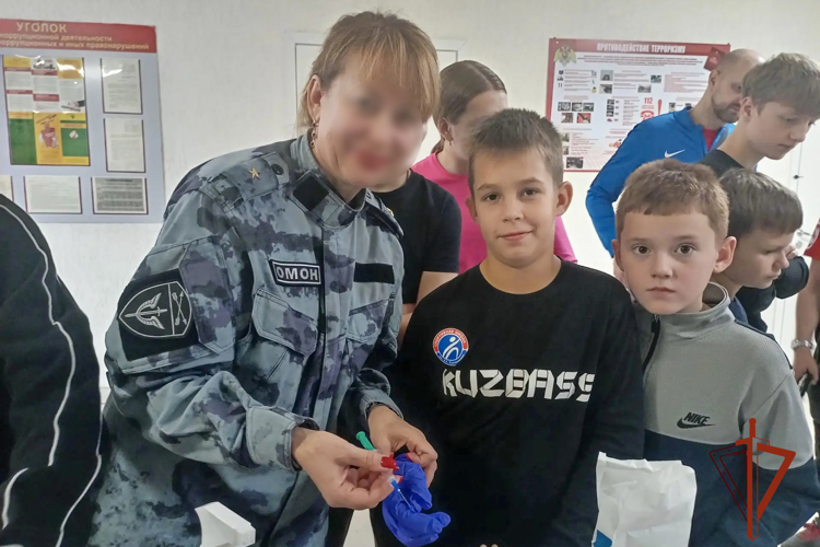 Воспитанники спортивной школы познакомились со службой новокузнецкого спецназа Росгвардии